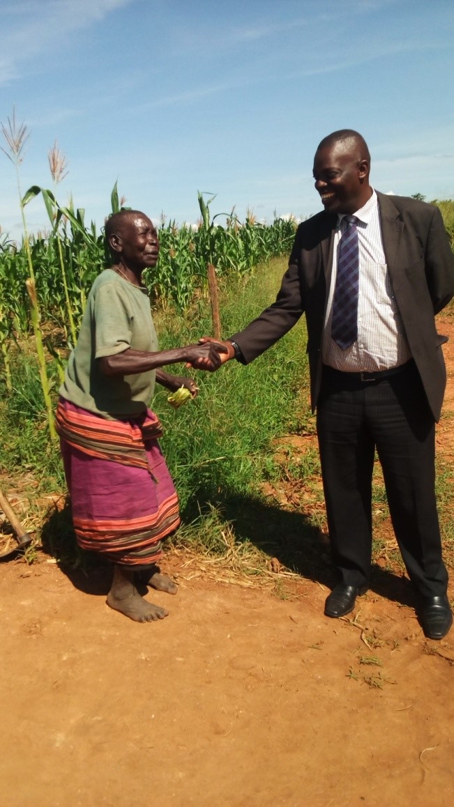 An excited woman thanking the CAO for the construction of Popara West Borehole